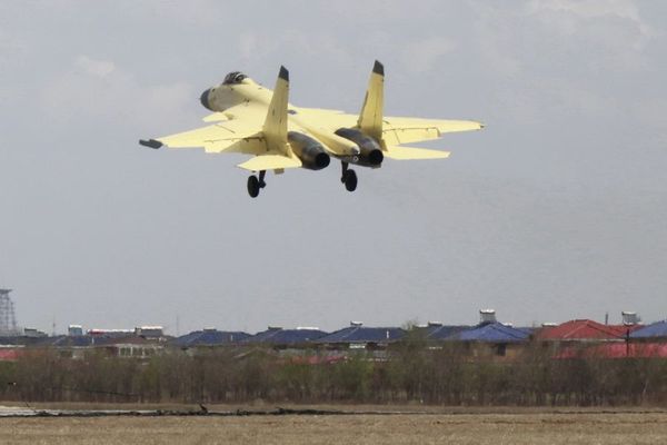 資料圖：國產(chǎn)殲-15艦載戰(zhàn)機。