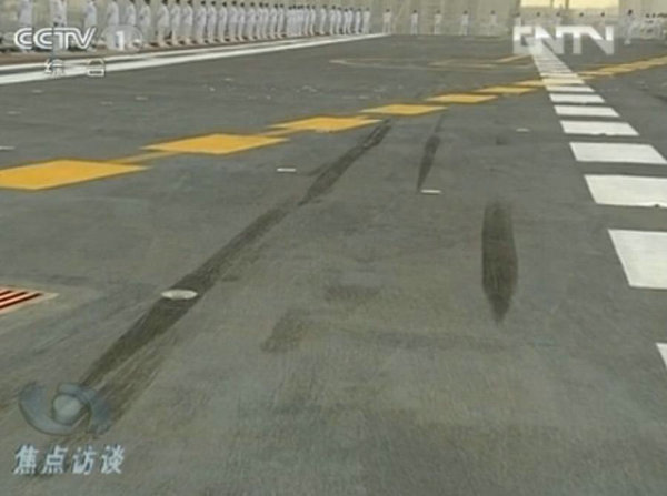 資料圖：甲板上清晰的艦載機留下的輪胎印。