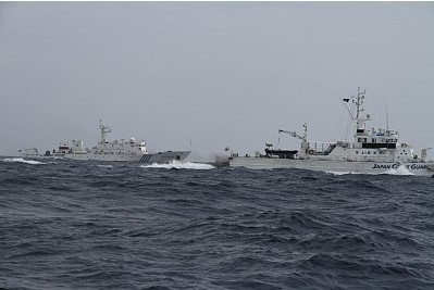 日本媒體公布的中國(guó)“海監(jiān)66”船急速追擊日本漁船照片，期間日本“水城”號(hào)海保巡邏船對(duì)中國(guó)船只的追擊進(jìn)行干擾。