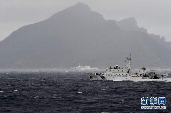 中國海監(jiān)隊員在137船拍攝釣魚島。