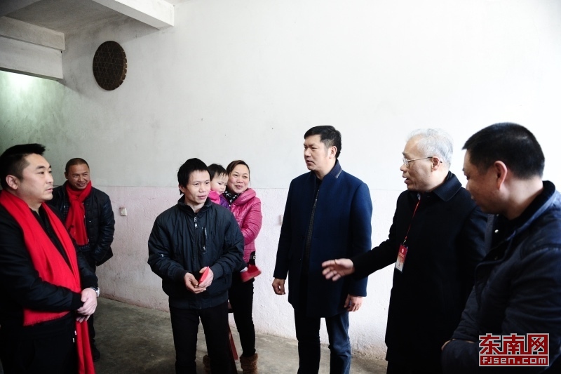 福建省文化廳副廳長(zhǎng)林守欽（右三）一行慰問(wèn)計(jì)生困難戶(hù).jpg