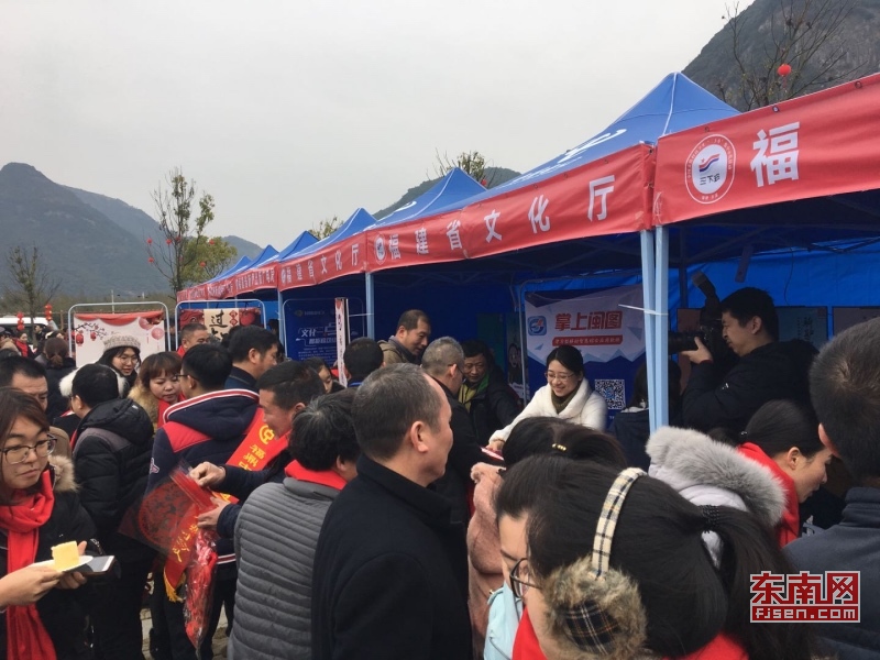 福建省文化廳為赤溪村群眾喜迎新春，舉行贈(zèng)送剪紙窗花、教授戲劇臉譜繪畫(huà)、體驗(yàn)版畫(huà)制作等文藝活動(dòng).jpg