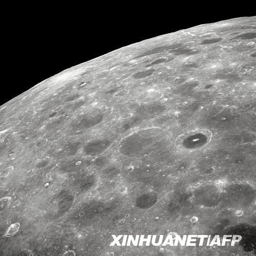 11月13日，美國航天局宣布，該局科學(xué)家對月球坑觀測和傳感衛(wèi)星獲得的撞月數(shù)據(jù)進(jìn)行初步分析后確認(rèn)，月球存在水。這是美國航天局提供的從“阿波羅8號”飛船上拍攝的月球表面的照片。新華社/法新