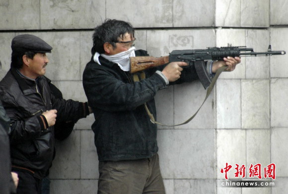 2010年4月7日，一名男子在抗議集會中使用自動步槍指向政府大樓。