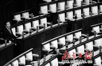 16日，日本眾院解散,野田坐在空蕩的眾院會(huì)場(chǎng)。新華社發(fā)