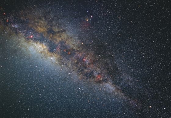 銀河系的中心大部分被星塵所包圍。