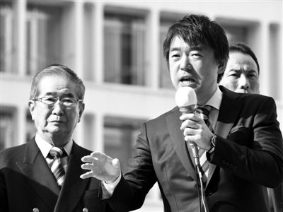29日，日本著名極右翼分子石原慎太郎（左）和新生代右翼政客橋下徹在東京街頭演講拉票。
