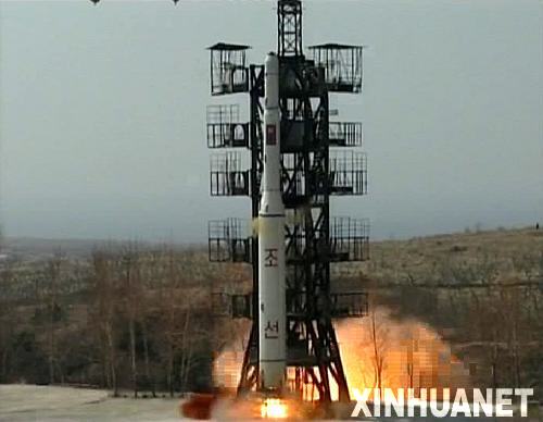 這張朝鮮中央通訊社2012年4月8日提供的照片顯示朝鮮4月5日發(fā)射“光明星2號”試驗(yàn)通信衛(wèi)星的情景。新華社/朝中社src=