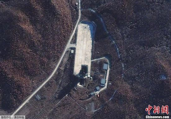 當(dāng)?shù)貢r(shí)間12月1日，朝鮮宇宙空間技術(shù)委員會(huì)發(fā)言人說，朝鮮將于本月10日至22日間發(fā)射衛(wèi)星。圖為國外媒體近日公布的俯瞰朝鮮衛(wèi)星發(fā)射場(chǎng)照片。
