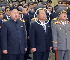 　12月17日在朝鮮平壤錦繡山太陽宮舉行的金正日逝世一周年悼念活動中，被推測為朝鮮第二自然科學院院長崔春植的人（右二圓圈內(nèi)）站在國防委員會第一委員長金正恩旁邊。