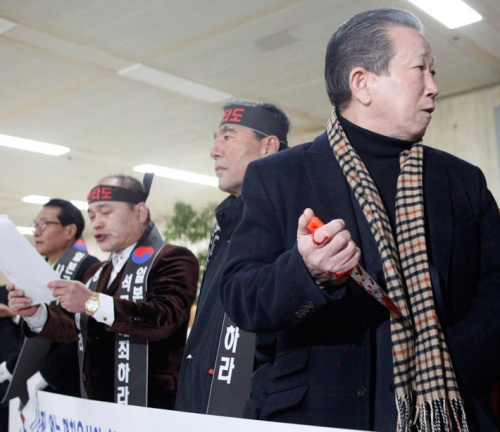 韓國(guó)反日活動(dòng)人士金昌根在機(jī)場(chǎng)出口處切腹自殺抗議額賀一行訪韓。