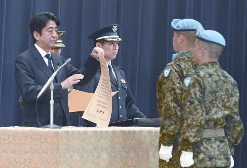 20日，日本首相安倍晉三向回國的戈蘭高地維和自衛(wèi)隊遞交政府獎狀。安倍在儀式上稱，近年“日本周邊的安全保障環(huán)境更加嚴峻”，為此將修改《防衛(wèi)計劃大綱》，進一步加強日美同盟。