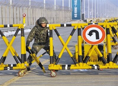 2月13日，朝韓邊境，韓國方面在通往朝鮮金剛山工業(yè)園區(qū)的韓國道路上設(shè)置路障。