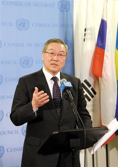 2月12日，安理會輪值主席國、韓國外交通商部長官金星煥宣讀聲明。新華社發(fā)
