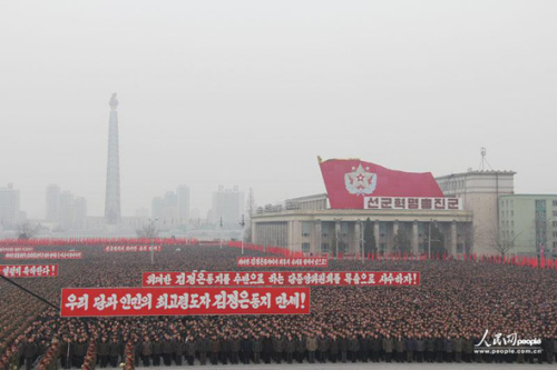 2013年2月14日，朝鮮在首都平壤的金日成廣場(chǎng)舉行了超過(guò)10萬(wàn)人參加的平壤市軍民聯(lián)歡大會(huì)，慶祝第三次地下核試驗(yàn)成功。攝影：人民網(wǎng)記者 王莉