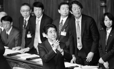 2月28日，日本首相安倍晉三（中）在國會鼓掌。他當天說，希望與中韓重新交好。