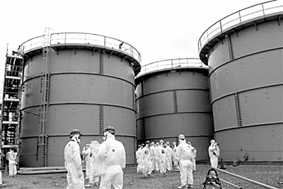3月1日，一群日本記者在福島第一核電站內(nèi)的污水儲藏罐前采訪。日益增多的核污水是當(dāng)前事故搶修工作面臨的主要難題之一。資料圖片