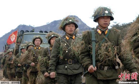 當?shù)貢r間3月11日，朝鮮《勞動新聞》刊登大量朝鮮士兵緊張訓練的圖片，反制韓美兩國于當天啟動的代號為“關鍵決斷”的聯(lián)合軍演，振奮朝鮮國內士氣。