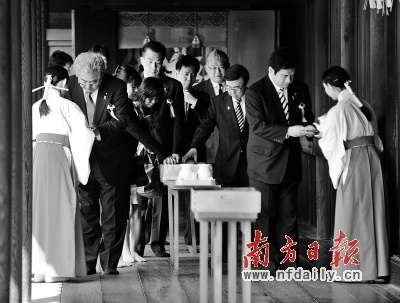 23日，議員參拜完后離開。新華社發(fā)