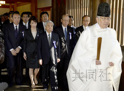 4月23日上午，跨黨派議員團體“大家參拜靖國神社國會議員會”成員參拜了靖國神社。圖中左三為會長尾辻秀久。