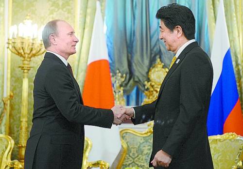 俄羅斯總統(tǒng)普京（左）4月29日在莫斯科與來訪的日本首相安倍晉三會(huì)談。 新華社/法新