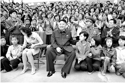 5月19日，朝鮮最高領(lǐng)導(dǎo)人金正恩與夫人李雪主訪(fǎng)問(wèn)妙香山少年團(tuán)野營(yíng)所，與孩子們合影。