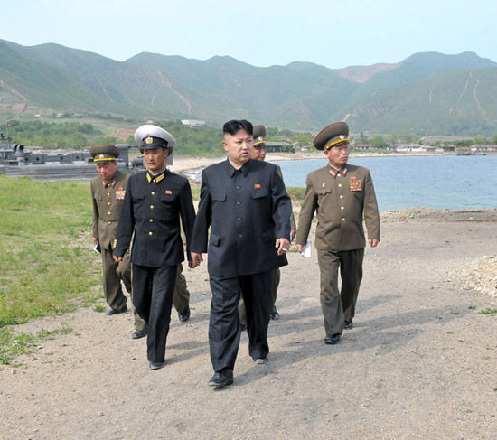 朝鮮《勞動新聞》5月27日公開朝鮮最高領(lǐng)導(dǎo)人金正恩視察朝鮮人民軍海軍第291部隊現(xiàn)場照。
