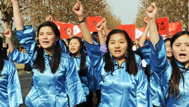 安徽亳州大學(xué)生銘記歷史 紀(jì)念國家首個公祭日