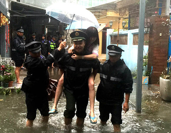 民警從積水處背出被困群眾。