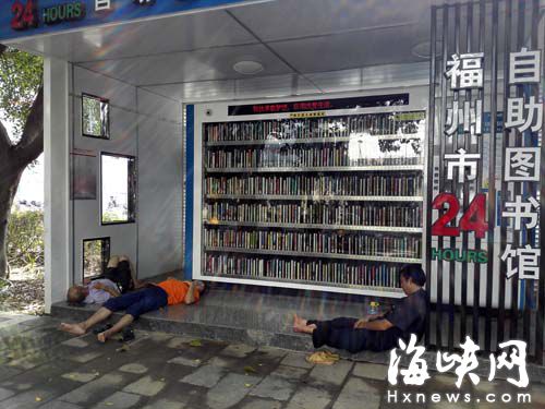 楊橋路邊的自助圖書館，工人占道休息