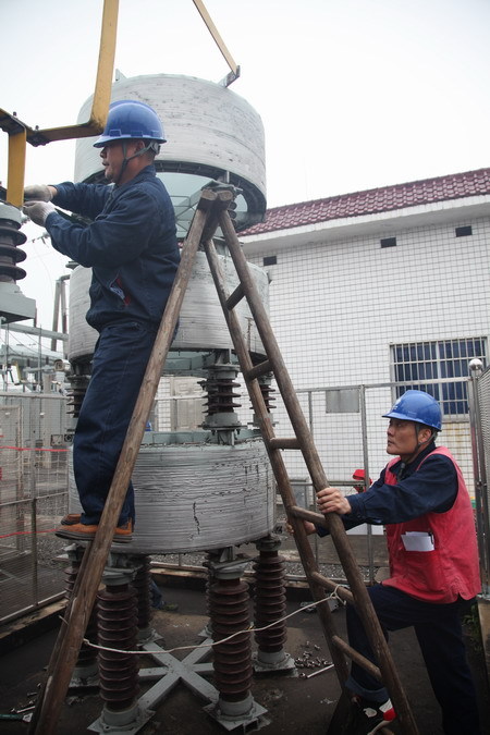施工現(xiàn)場中，董忻江為施工人員做好安全防護(hù)