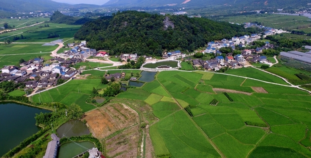 航拍福建清流林畬?zhuān)杭t土地上崛起“新農(nóng)村”