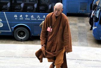 代表步履從容進會場。