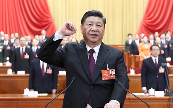 新當(dāng)選的國(guó)家主席、中央軍委主席習(xí)近平進(jìn)行憲法宣誓