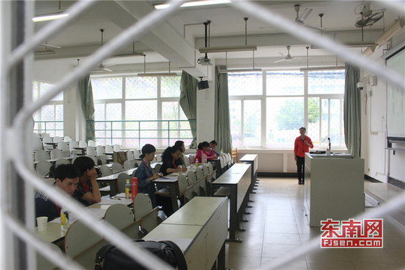 招聘考試評(píng)委由專業(yè)教授、博士、家長(zhǎng)等7人組成.jpg