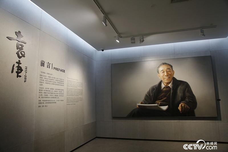 蛇口改革開放博物館展覽《袁庚》形象地展示袁庚同志追求解放、銳意改革、奉獻(xiàn)國(guó)家的頗有傳奇色彩的一生。