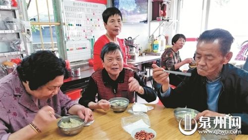老人歡聚一堂，共享免費(fèi)午餐。
