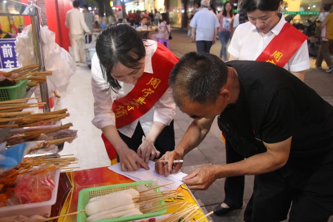 周寧聯(lián)社一對(duì)一、點(diǎn)對(duì)點(diǎn)為商戶辦理二維碼服務(wù)夜市經(jīng)濟(jì)發(fā)展.webp.jpg