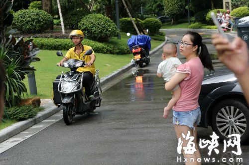 男童被撞身亡后，送外賣、快遞的電動(dòng)車昨仍頻頻進(jìn)入該小區(qū)