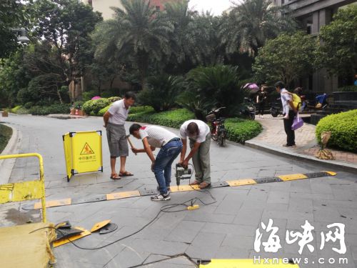 男童被撞亡后，該小區(qū)開始在通道上加裝減速帶