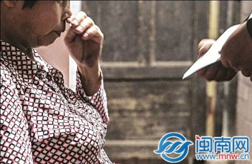 看到戶口本，阿琳一度哽咽
